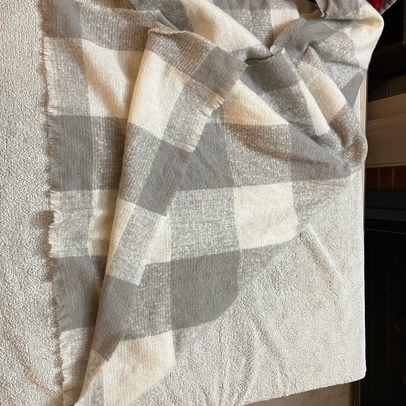 Grey and white check shawl scarf  cozy - Picture 4 of 6